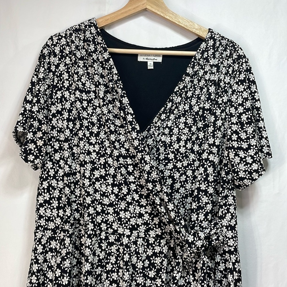 🧳 Signature by Robbie Bee black and white textural floral faux wrap dress - Picture 2 of 5